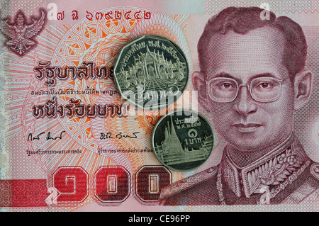 Hundert Thai Baht Banknote mit 5 Baht und 1 Baht Münzen Stockfoto