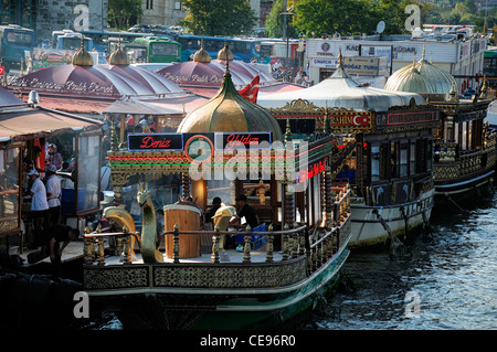 Boote verkaufen Verkauf Balik Ekmek Fisch Makrele Brot Sandwich Galata-Brücke am Wasser Goldene Horn Eminonu Istanbul Türkei Stockfoto