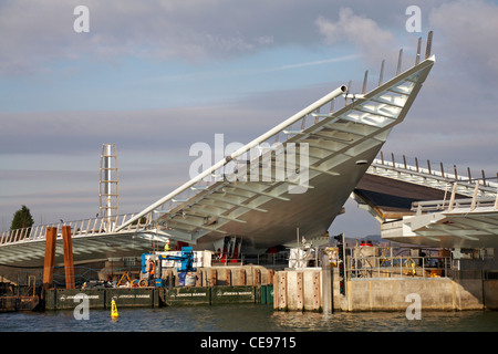 Prüfung der Öffnung der neuen twin Segel anheben Brücke über den Hafen von Poole in Poole, Dorset, Großbritannien mit dem Lastkahn durch - 2 Segel Brücke, Klapp Stockfoto