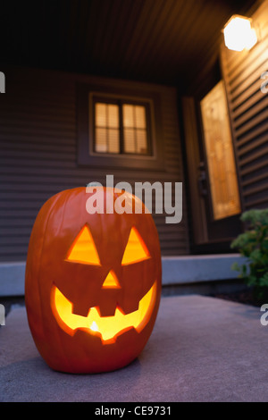 USA, Illinois, Metamora, beleuchtet Jack o' Lantern auf Veranda Stockfoto