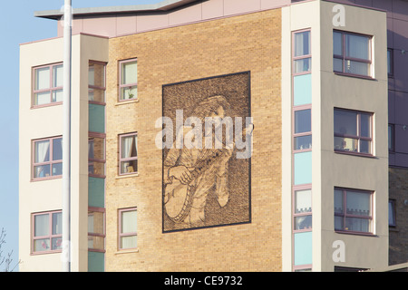 Billy Connolly spielt Banjo, Stahlbild des Komikers auf einem Wohnblock von Bildhauer Andy Scott, Little Street, Anderston, Glasgow, Schottland, VEREINIGTES KÖNIGREICH Stockfoto