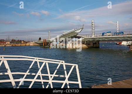 Prüfung der Öffnung der neuen twin Segel anheben Brücke über den Hafen von Poole in Poole, Dorset, Großbritannien mit dem Lastkahn durch - 2 Segel Brücke, Klapp Stockfoto