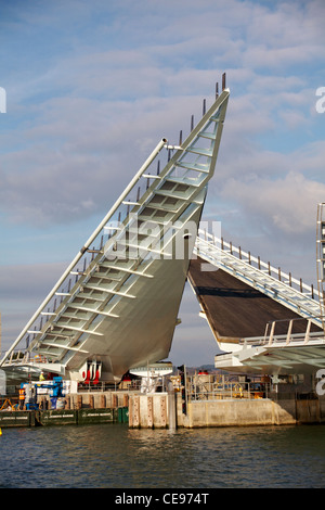 Prüfung der Öffnung der neuen twin Segel anheben Brücke über den Hafen von Poole in Poole, Dorset, Großbritannien mit dem Lastkahn durch - 2 Segel Brücke, Klapp Stockfoto