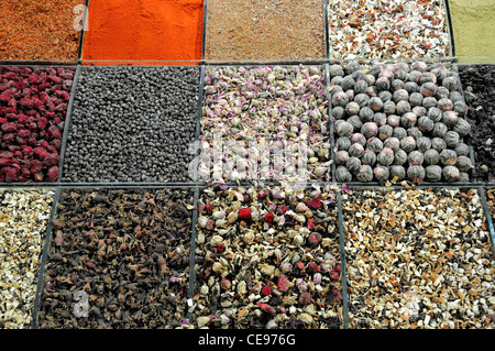 Tee-Tee-Gewürz Gewürze Kräuter Kräuter auf Aufsteller im Spice Bazaar ägyptischen Basar Fatih Eminonu Istanbul Türkei Türkisch Stockfoto