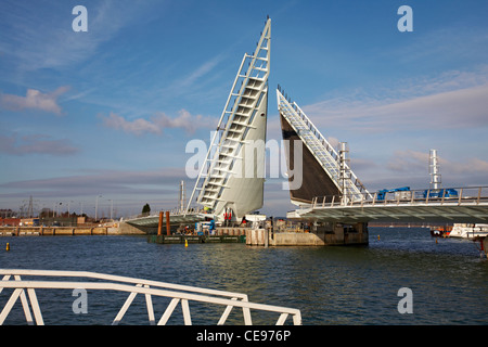 Prüfung der Öffnung der neuen twin Segel anheben Brücke über den Hafen von Poole in Poole, Dorset, Großbritannien mit dem Lastkahn durch - 2 Segel Brücke, Klapp Stockfoto