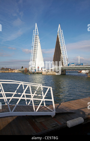 Prüfung der Öffnung der neuen twin Segel anheben Brücke über den Hafen von Poole in Poole, Dorset, Großbritannien mit dem Lastkahn durch - 2 Segel Brücke, Klapp Stockfoto