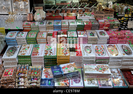 Packungen mit türkischen Köstlichkeiten Süßigkeiten auf Verkaufsmarkt Markt Anbieter Spice Bazaar ägyptischen Basar Fatih Eminonu Istanbul Türkei Türkisch Stockfoto