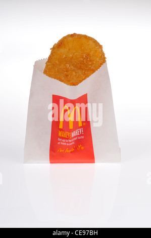 McDonald's Frühstück Hash Brown Kartoffel patty auf weißem Hintergrund Ausschnitt. Stockfoto