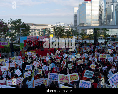 dh WAN CHAI HONGKONG protestiert gegen chinesische Lehrer vor legco Gebäude china Lehrer protestieren Demonstranten drängen Stockfoto