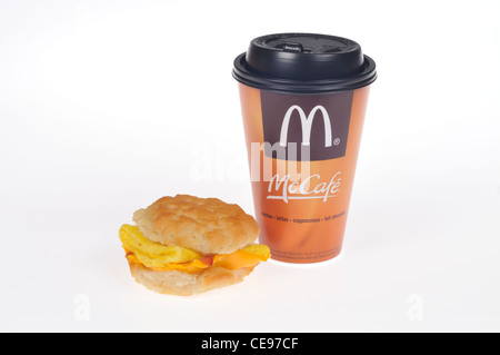 McDoanlds Frühstück mit Speck, Ei und Käse Keks und McCafe Kaffee auf weißem Hintergrund ausschneiden. Stockfoto