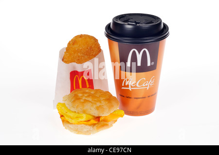 McDonalds Frühstück mit Speck, Ei und Käse Keks, Hash Brown Kartoffel- und McCafe heißen Kaffee auf weißem Hintergrund ausschneiden. Stockfoto