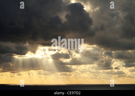 Schönen Sonnenuntergang Himmel mit Wolken Stockfoto