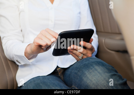 USA, Illinois, Metamora, Mittelteil von Frau e-Buch lesen Stockfoto