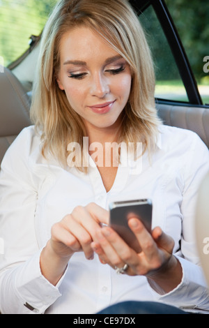 USA, Illinois, Metamora, Frau Textnachrichten im Auto Stockfoto