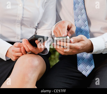 USA, Illinois, Metamora, Mittelteil von Geschäftsleuten, die Nutzung von Mobiltelefonen Stockfoto