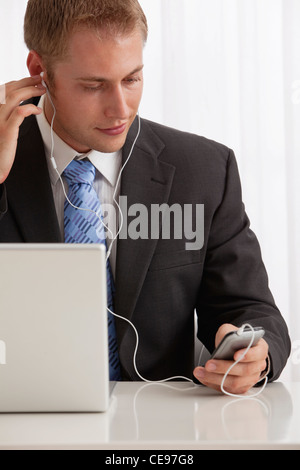 Studioaufnahme des Kaufmanns anhören von MP3-player Stockfoto