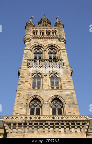 Die Südfassade des Glockenturms der University of Glasgow auf dem Gilmorehill Campus, Schottland, Großbritannien Stockfoto