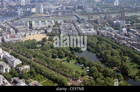 Luftaufnahme des St James's Park, aufgenommen vom Buckingham Palace mit Blick auf die Mall in Richtung Horse Guards Parade, London SW1 Stockfoto