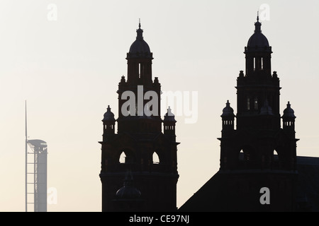 Kelvingrove Art Gallery and Museum and the Modern Observation Tower Silhouette, Glasgow, Schottland, Großbritannien Stockfoto