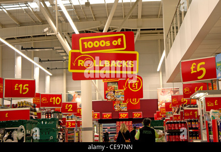 Ein Rollback-Zeichen in einem Asda Supermarkt, UK Stockfoto