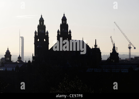 Kelvingrove Art Gallery and Museum, Observation Tower und Construction Cranes Silhouette, Glasgow, Schottland, Großbritannien Stockfoto