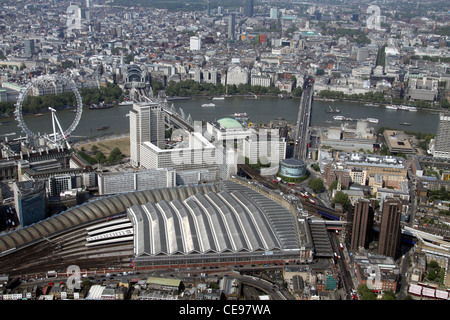 Luftbild der Waterloo Station mit dem Shell Centre, London Eye & River Thames im Hintergrund, London SE1 Stockfoto