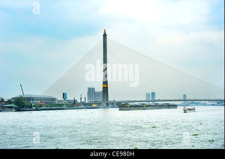 Blick auf die Rama-VIII-Brücke und der Chao Praya. Bangkok, Thailand Stockfoto