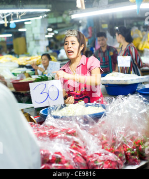 Verkäufer im lokalen Markt in Bangkok Chinatown. Bangkoks Chinatown ist eine beliebte Touristenattraktion und ein Lebensmittel-Paradies Stockfoto