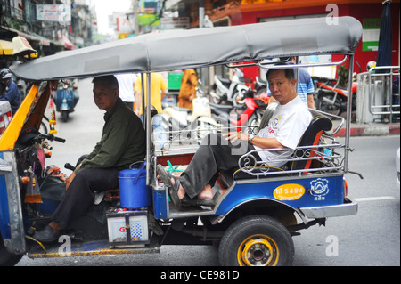 Bangkok Tuk-Tuk mit Passagieren im Stau Stockfoto