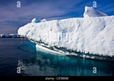 Riesiger Eisberg in der Antarktis, blauer Himmel, azurblaues Wasser, sonnigen Tag Stockfoto