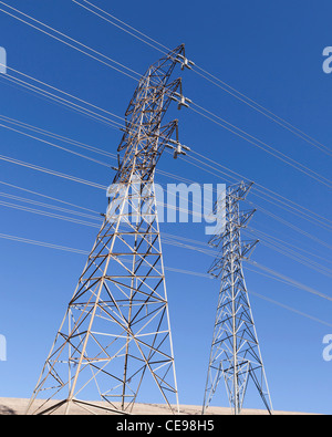 Strommasten gegen blauen Himmel - Kalifornien, USA Stockfoto