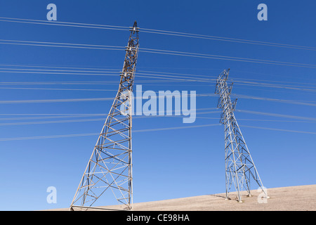 Strommasten gegen blauen Himmel - Kalifornien, USA Stockfoto