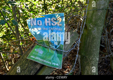 Protest gegen HS2 Schiene Vorschlag zeigt sich in Zeichen um die Chilterns in Buckinghamshire. Chiltern Gesellschaft Plakat Stockfoto