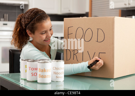 USA, Illinois, Metamora, lächelnde Mädchen (10-11) Vorbereitung Essen fahren in Küche Stockfoto