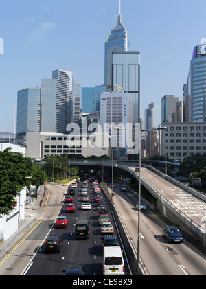 Dh Gloucester Road Wan Chai HONG KONG Wanchai Verkehr Wolkenkratzer skyline Skyline der Stadt china Autos Stockfoto