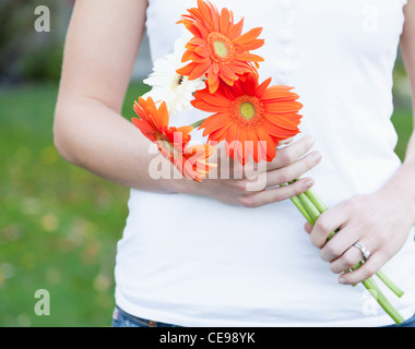 USA, Illinois, Metamora, Nahaufnahme, junge Frau mit Blumen Stockfoto