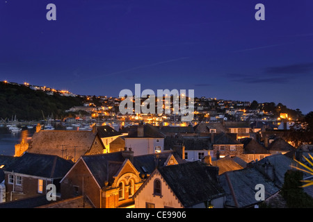 Die Dächer in der Nacht über die Stadt Fowey, Cornwall, UK, auf der Suche von Bull Hill in Richtung Polruan, zeigt die Straßenbeleuchtung Stockfoto