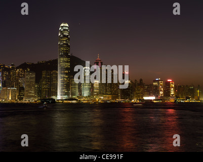 dh zentrale Skyline VICTORIA HAFEN HONG KONG Gebäude am Wasser Nachtlichter IFC2 Meer Sonnenuntergang Dämmerung Stadt ifc 2 vom Hafen Stockfoto