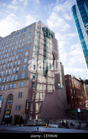 Die Carl Fischer Musik Verlage Zeichen und die Uhr auf der Seite 62 Cooper Square im Stadtteil East Village von New York Stockfoto