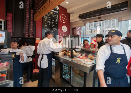 Neu eröffnete australische Bäckereikette, Pie Gesicht in New York Stockfoto