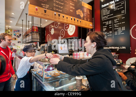 Neu eröffnete australische Bäckereikette, Pie Gesicht in New York Stockfoto