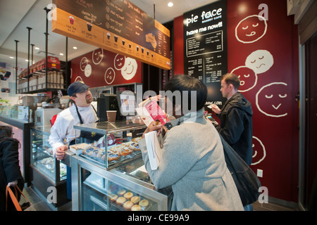 Neu eröffnete australische Bäckereikette, Pie Gesicht in New York Stockfoto