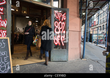 Eine Frauen Bekleidungsgeschäft am Broadway in Greenwich Village in New York wirbt seine 80 Prozent Rabatt Stockfoto