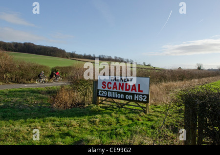 Protest gegen HS2 Schiene Vorschlag zeigt sich in Zeichen um die Chilterns in Buckinghamshire Stockfoto