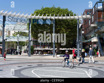 dh STANLEY HONG KONG Stanley Plaza Kinder spielen auf dem Fahrrad Stockfoto