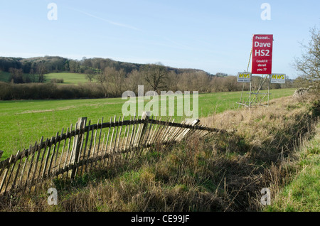 Protest gegen HS2 Schiene Vorschlag zeigt sich in Zeichen um die Chilterns in Buckinghamshire Stockfoto