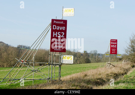 Protest gegen HS2 Schiene Vorschlag zeigt sich in Zeichen um die Chilterns in Buckinghamshire Stockfoto