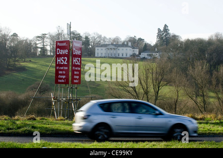 Protest gegen HS2 Schiene Vorschlag zeigt sich in Zeichen um die Chilterns in Buckinghamshire. In der Nähe von Amersham A413 Stockfoto