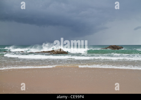 Wellen gegen den Fels in Guincho an einem Wintertag. Guincho, größere Lissabon, Portugal. Stockfoto