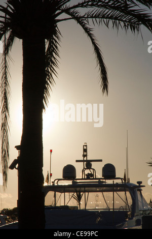 Luxus Yacht Motorboot Radar und Sicherheit Ausrüstung Ausrüstungen für Navigation Silhouetten montiert an Bord Stockfoto